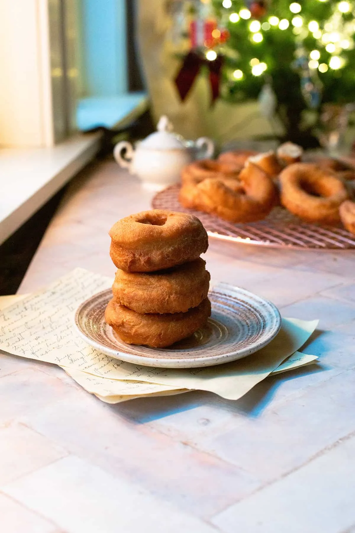 A small plate with a stack of three smultringer.