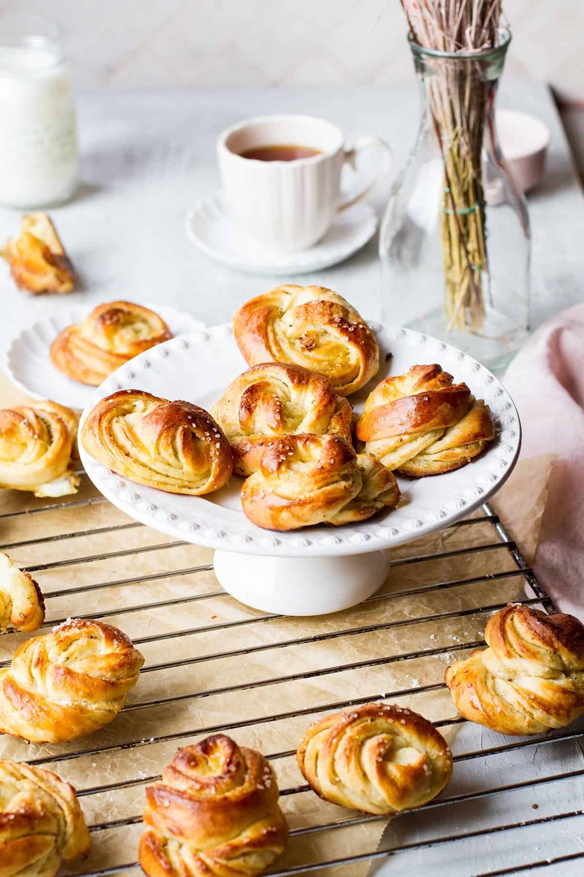 Cake stand with cardamom buns.