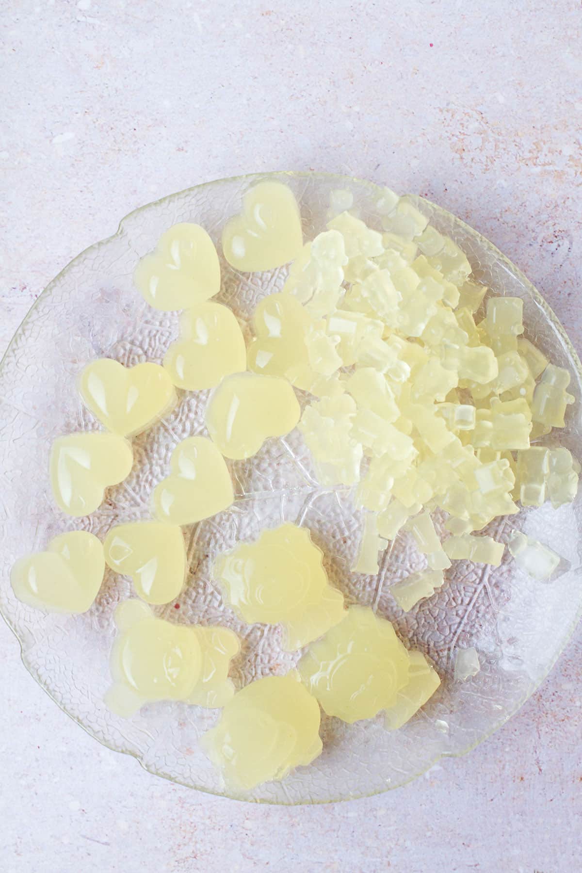 Glass plate with ginger-lemon gummy bears.