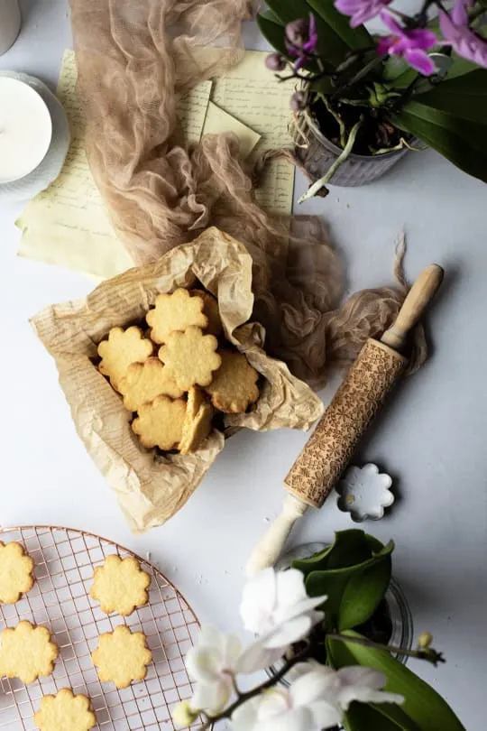 Crispy coconut cookies in a wooden box, seen from above.