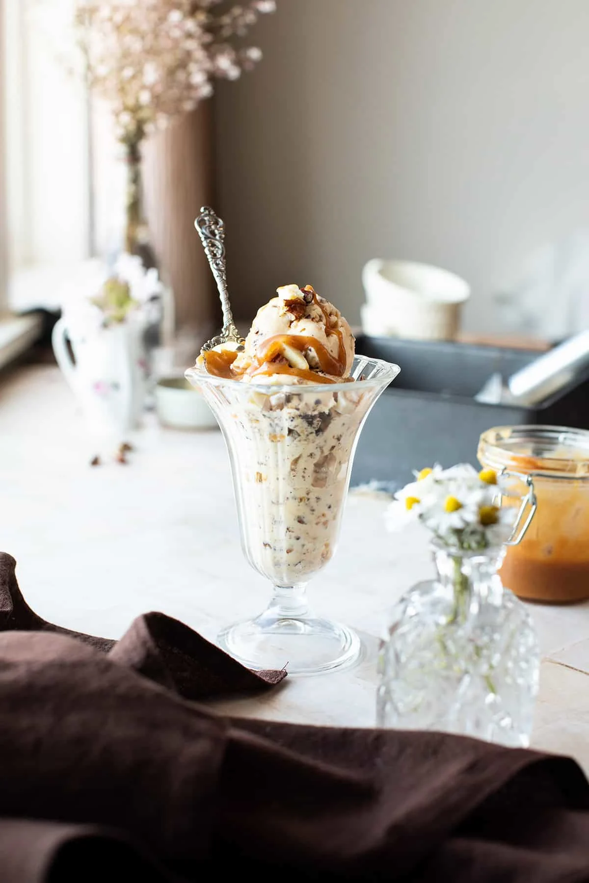 Old-fashioned milkshake glass with pecan ice cream with white chocolate.